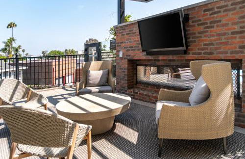 Luxury 2 Bedroom Residence With Fitness and Outdoor Pool - Photo 35