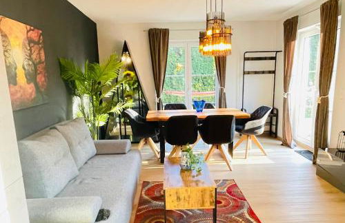 The Villa Toscana, a serene retreat in Center of Friedrichshafen City with lush green lawns, terrace & private garage- Lidl, Bakery walking distance- Bodenseecenter, Sportsbad 3 mins, Lake 7 mins - Foto 19