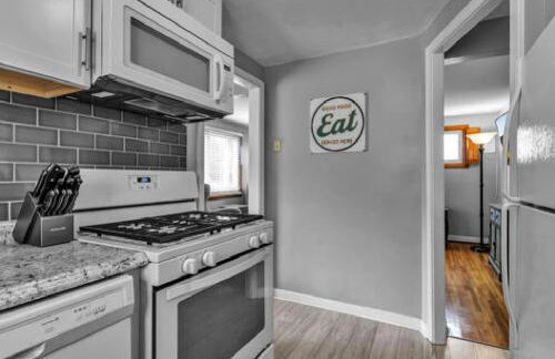 Gorgeous 2 Queen Bedroom Lower Apartment in North Buffalo with Free Driveway Parking - Foto 12