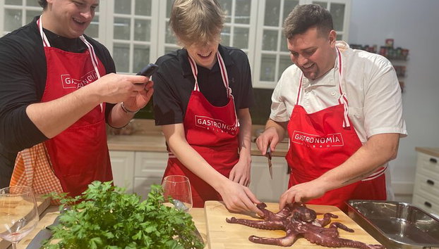 Clase de cocina vasca inmersiva para grupos pequeños en Bilbao con barra libre - Foto 3