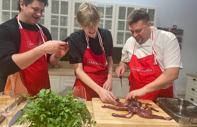 Clase de cocina vasca inmersiva para grupos pequeños en Bilbao con barra libre - Foto 3