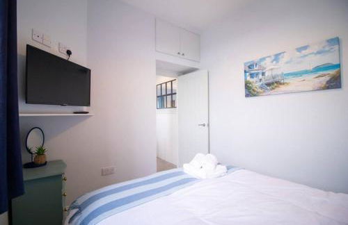 The Little Blue House by Sheppey Stays -Cosy 2BR Blue House - Near Docks with Parking - Foto 12