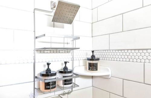 Stay, Play and Pass Go at the Monopoly Penthouse! - Foto 31