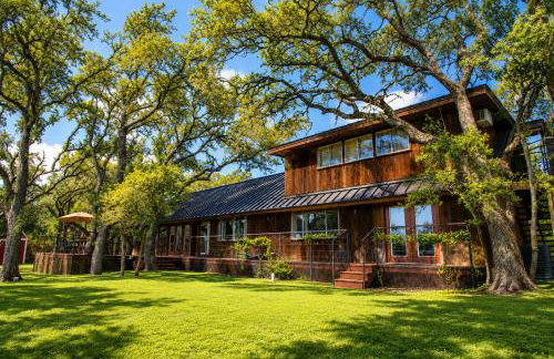 Hill country gem with private pool, deck, firepit, Ping-Pong, foosball, & WiFi - Photo 62