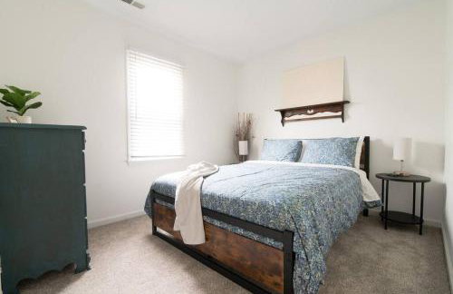 Near Historic Downtown Apex, Sleeps 8, King Bed - Foto 14
