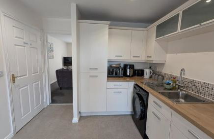 Large Modern House With Private Parking - Photo 22