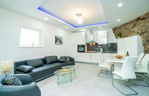 Hidden Gem Apartment - Photo 2