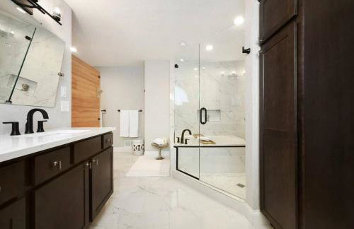 HostWise Stays - The Carnegie - Sauna, 1 Block from Butler St, Family Friendly - Foto 30