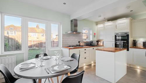 Stylishly decorated 3 bed house presented by Our Home Short Stays comfortable beds with crisp linen and plenty of outdoor space to enjoy - Foto 5