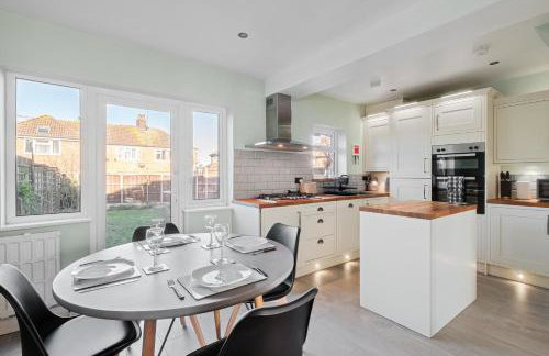 Stylishly decorated 3 bed house presented by Our Home Short Stays comfortable beds with crisp linen and plenty of outdoor space to enjoy - Foto 5