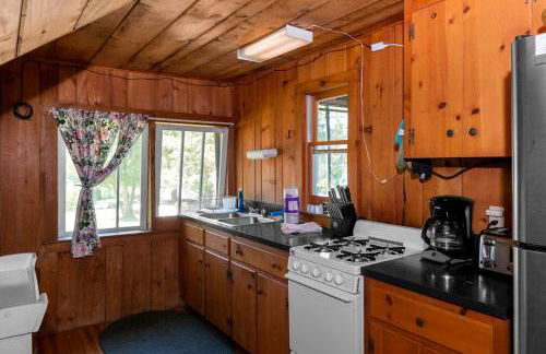 Tranquil Cabin on a Lake with Private Porch near Lebanon, New Hampshire - Foto 5