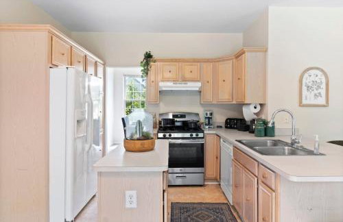 Quiet Suburban Home with Art Deco Flair - Foto 1