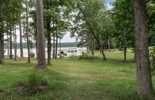 Luxurious Lake Front Estate, Sleeps 20, Game Room and Pet Friendly - Foto 45