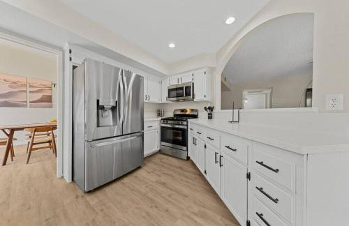 4Br Model Home w Pool and Pool table in Henderson - Foto 23