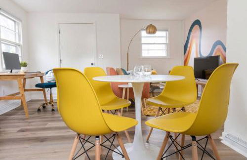 Retro Retreat: 1br home w/ WFH desk, livingroom, and fire pit - Foto 25