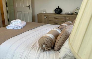 Uxbridge-Modern 2 bed Apt with Lift & Parking - Photo 3