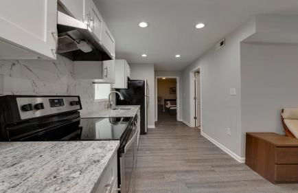 Stylish 3BR 3BA Colonial House by CozySuites - Foto 32