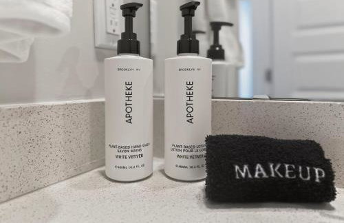 Luxe King Bed, Balcony, Garage in Downtown Raleigh - Foto 26