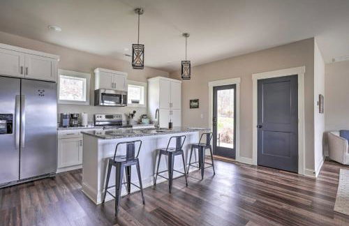 Scenic Mtn Retreat with Wooded Backyard and Fire Pit! - Foto 7