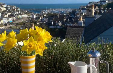 Little Trevio - seaside haven with parking and sea views - Photo 36