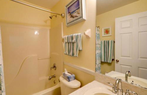 Bright Titusville Retreat with Lanai - WFH Friendly! - Foto 18