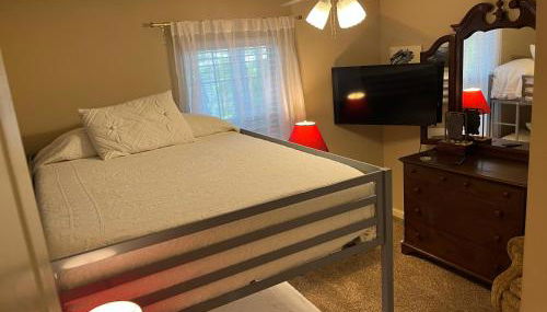 Classic City 3 bedroom 2 bath condo with deck close to UGA, Five Points, and Memorial Park in Athens - Photo 4