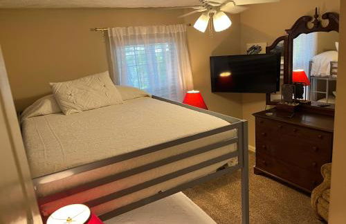 Classic City 3 bedroom 2 bath condo with deck close to UGA, Five Points, and Memorial Park in Athens - Photo 4