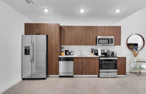 Miami Magic Vibrant 2 Bedroom with Free Parking - Photo 3