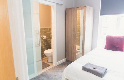 LYNNTON HOUSE Stunning 6 bed Town Centre House ALL with En-Suites Prime Location Tamworth - Foto 21