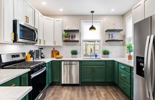 Chic Home with Large Private Yard! Hot Tub, Close To Downtown - Foto 18