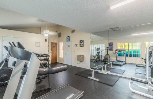 HARRY POTTER LIVES HERE! Unforgettable Home, Pool, Sleeps 8, Near Dis, LOW Rates! - Foto 25