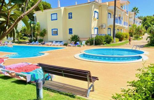 Flamingos Apartment with 2 swimming pool com check in e check out ao domingo em julho e agosto - Foto 1