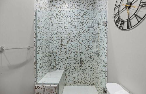 NEW Elegant Downtown Escape with Modern Comforts - Foto 14