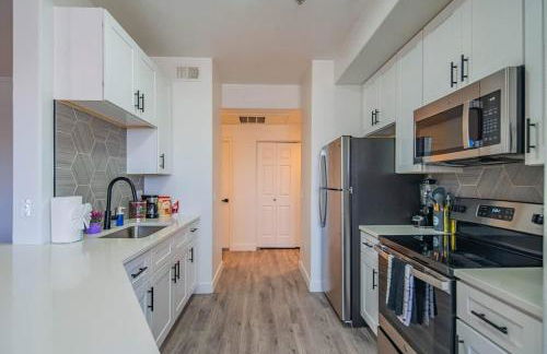 Amiable 2BD King Bed with Pool, Hot Tub, Gym, Parking - Foto 23