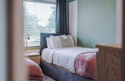 Classic 4 Bedroom House in Wirral with WiFi & Parking Sleeps 9 by PureStay - Foto 43