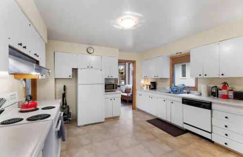 3BR Home Large Kitchen Mins To DwnTwn - Photo 17