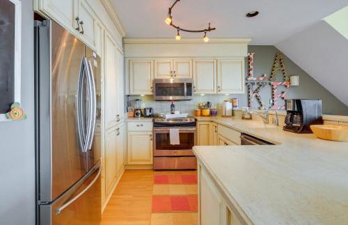 Elk Rapids Condo with Balcony Overlooking Elk Lake! - Foto 12