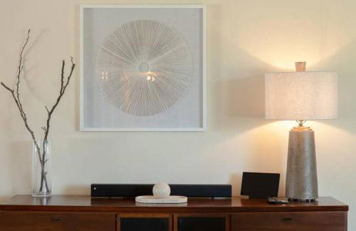 Stylish Mid-Century Oasis with Pool - Foto 31