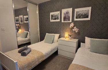 Contemporary 2-bedroom apartment with free gated parking, 2 bathrooms - for families, contractors, travellers for business and leisure - Photo 12