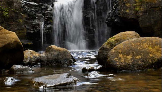 Cascata em um dos lagos da Madeira