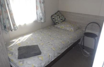 Cosy 3 Bedroom Lodge at Avonvale Holiday Park - Photo 2