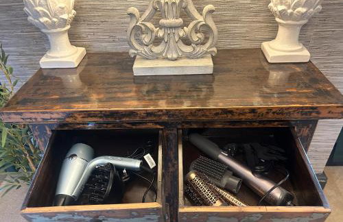 Park View is a beautiful whole entire house close to town centre, sleeps 8 in 4 rooms, 2 doubles and 4 single beds with 2 shower rooms, available for holidays, insurance stays, trades people, contractors, pets welcome - Foto 52