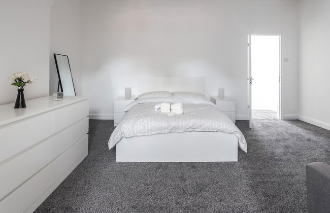 Spacious 4 Bed House in Birmingham, Suitable for Contractors - Photo 1