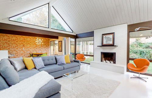 Mid-Century Marvel - Photo 1