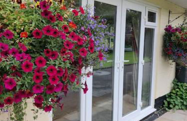 The Nook located in a beautiful garden setting with parking - Foto 21