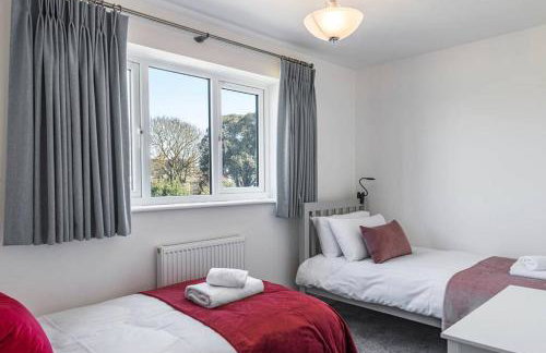 Beach Mews - Modern townhouse with patio and private parking - Photo 12