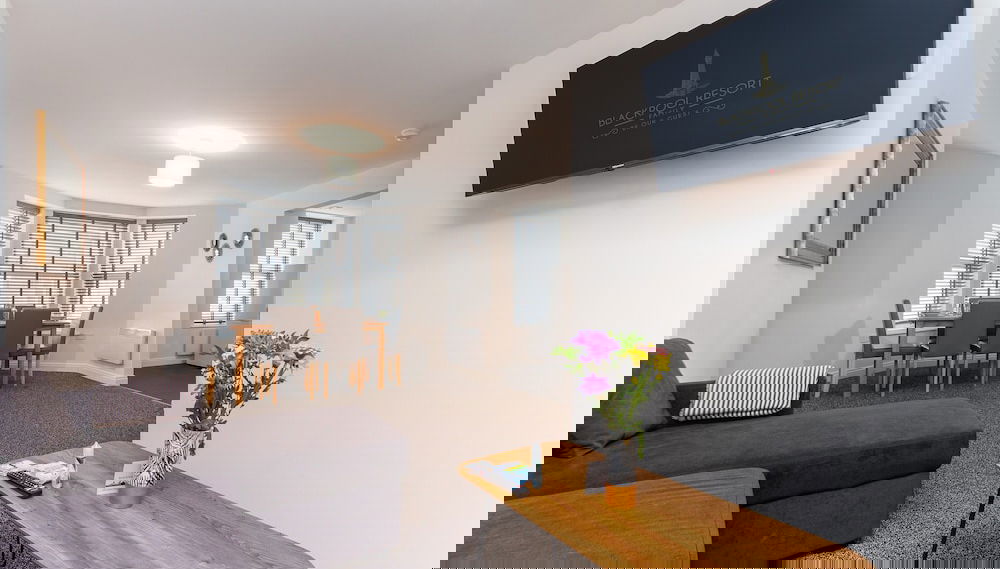 Kings Court - Photo 1, Primary image