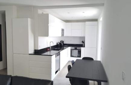 50 M2 -T3- 4 personnes - Moderne-Climatisé-2 chambres-Wifi -Très grande terrasse de 35 M2 avec BBQ-1er étage dans petit immeuble - Vue magnifique et dégagée - Foto 6