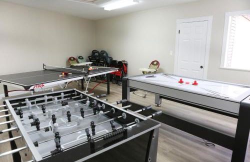 Stunning 8 bedroom 6 bathroom Pool Home - Photo 43