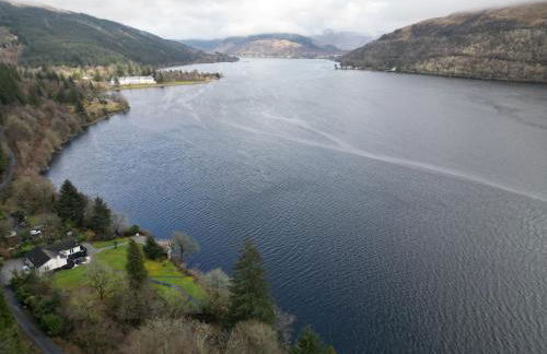 WATERSIDE 3 BED COTTAGE, HOT TUB, SAUNA, PVT BEACH - Foto 11